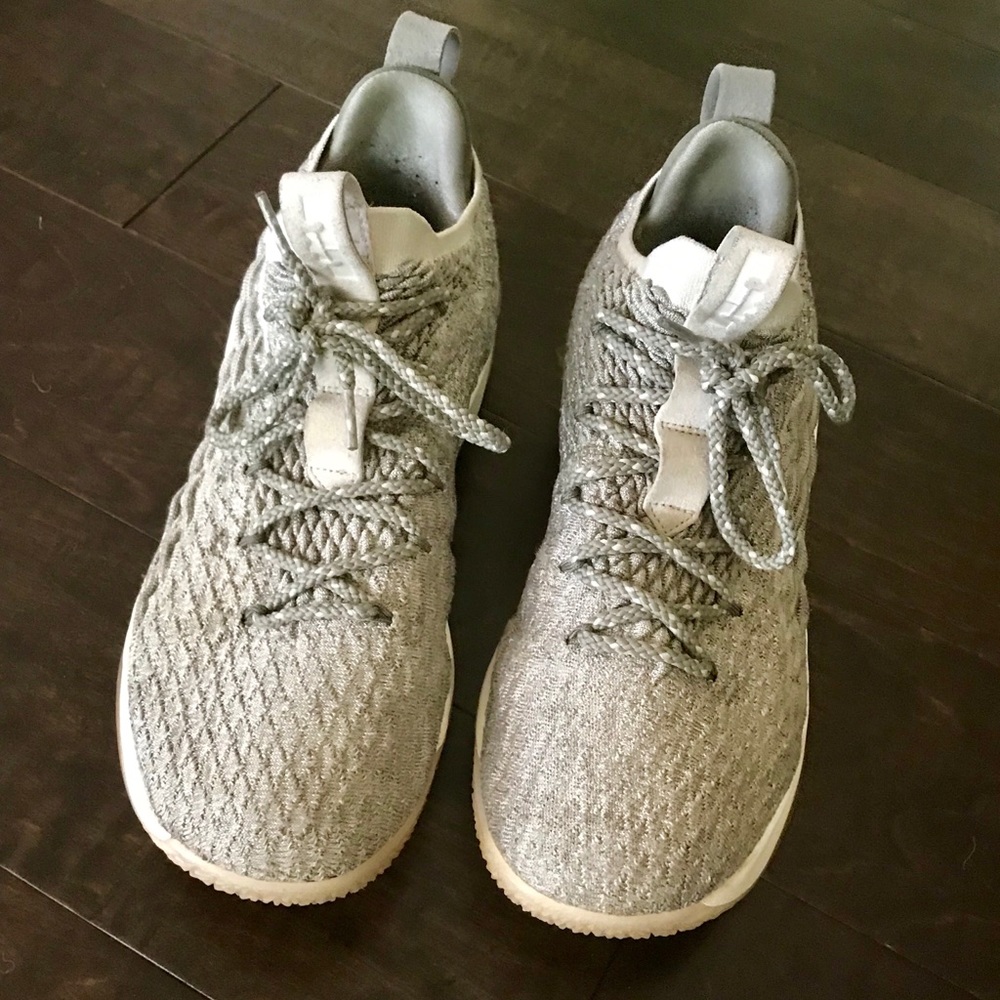 Men’s size 10 LEBRON 15 NIKE shoes